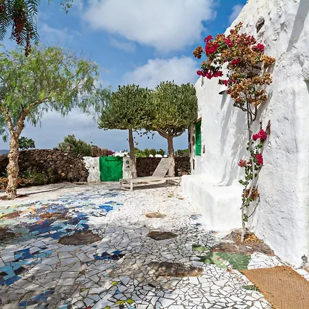 Bohemian Art House - 2br In Yaiza & Garden Holiday home *