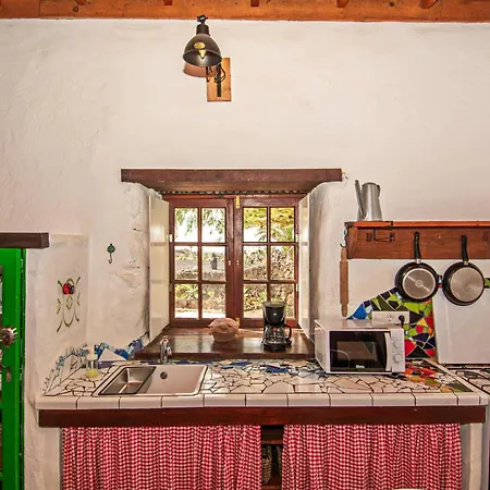 Bohemian Art House - 2br In Yaiza & Garden * Las Brenas