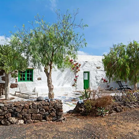 Bohemian Art House - 2br In Yaiza & Garden Holiday home