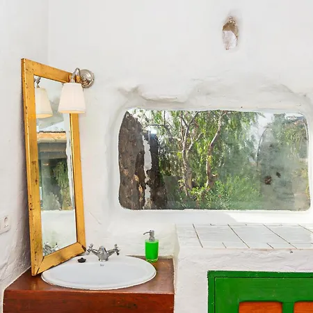 Bohemian Art House - 2br In Yaiza & Garden Holiday home *