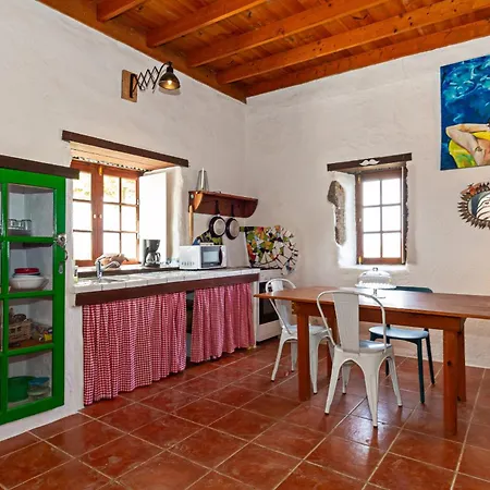 Bohemian Art House - 2br In Yaiza & Garden Las Breñas