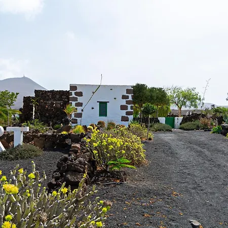 Bohemian Art House - 2br In Yaiza & Garden *