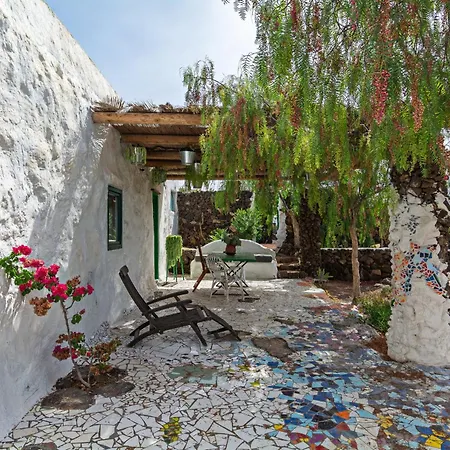 Bohemian Art House - 2br In Yaiza & Garden Nyaraló Las Breñas