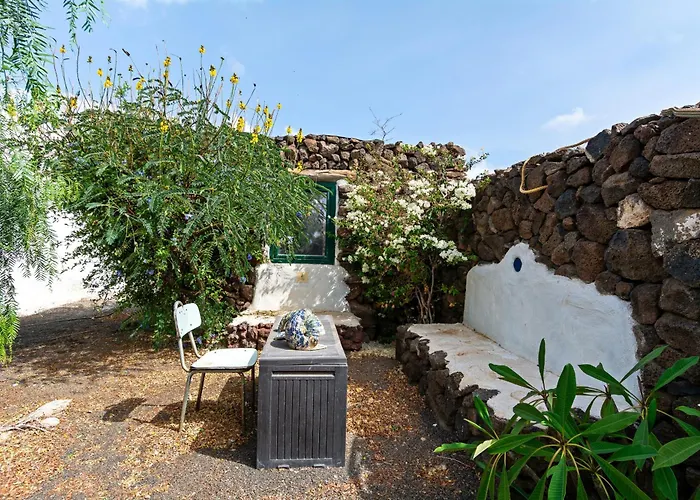 Bohemian Art House - 2br In Yaiza & Garden Las Breñas