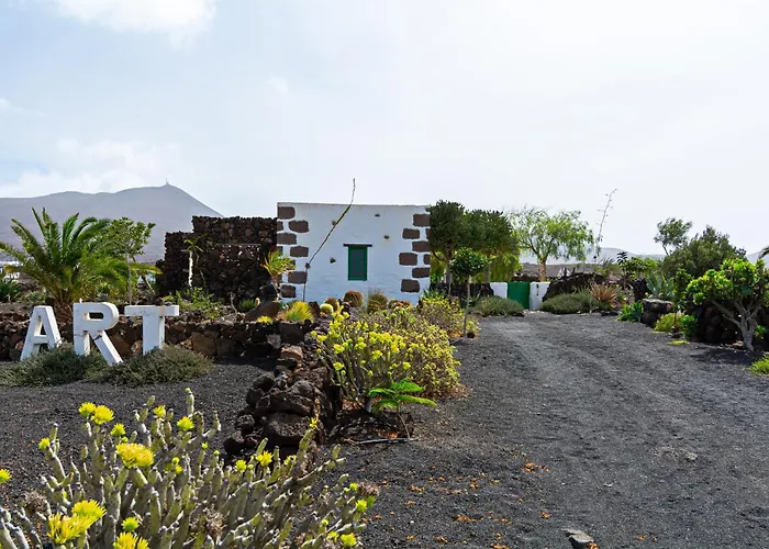 Bohemian Art House - 2br In Yaiza & Garden *