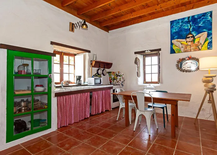 Bohemian Art House - 2br In Yaiza & Garden Las Breñas