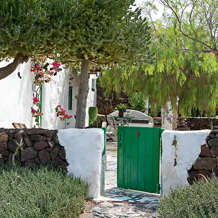 Bohemian Art House - 2br In Yaiza & Garden *