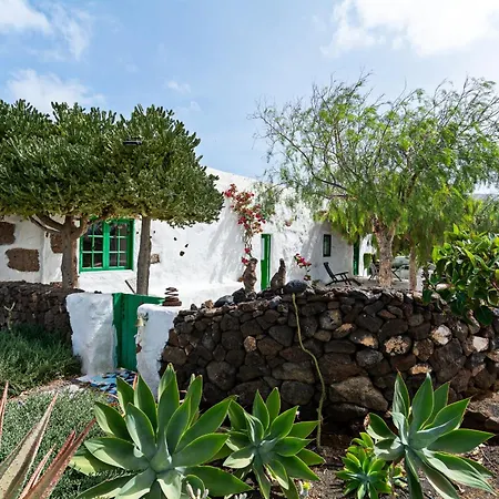 Bohemian Art House - 2br In Yaiza & Garden *