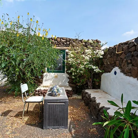 Bohemian Art House - 2br In Yaiza & Garden Las Breñas